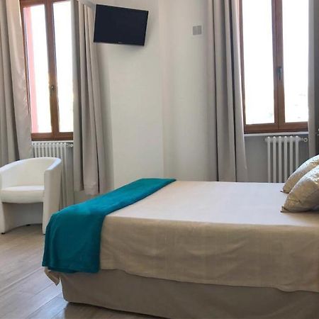 Hotel Du Soleil Ιέρ Εξωτερικό φωτογραφία