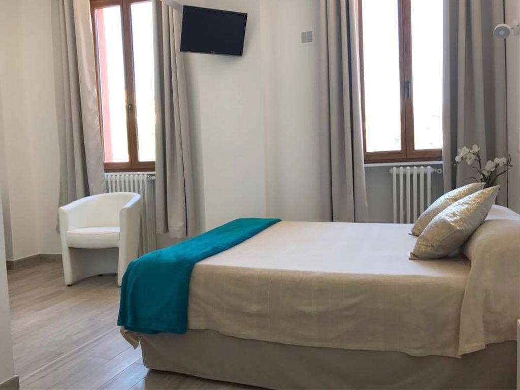 Hotel Du Soleil Ιέρ Εξωτερικό φωτογραφία