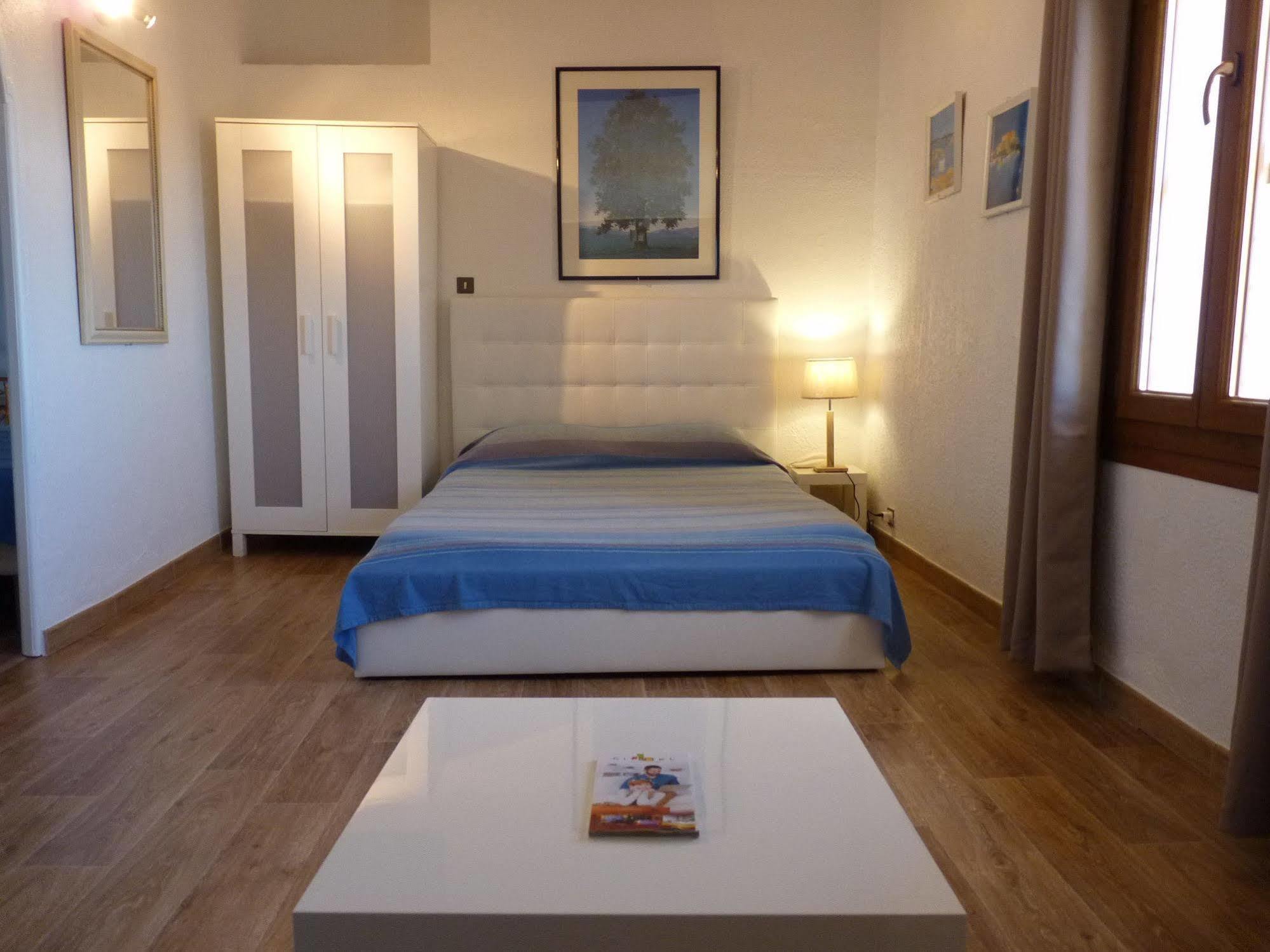 Hotel Du Soleil Ιέρ Εξωτερικό φωτογραφία